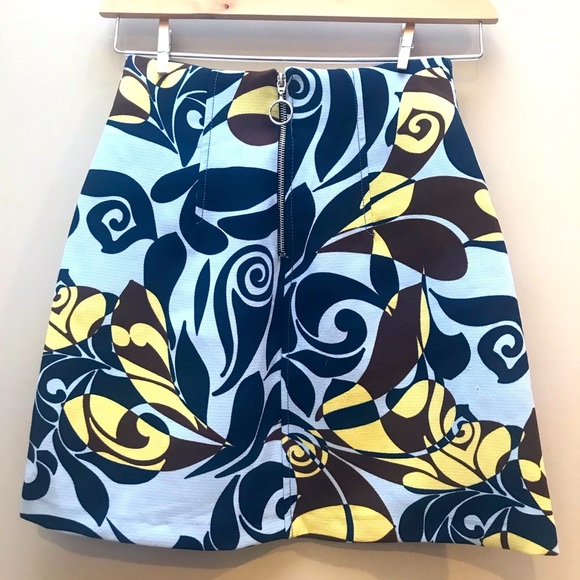 Zara women mini skirt with zip up back.    Size XS - Picture 3 of 5